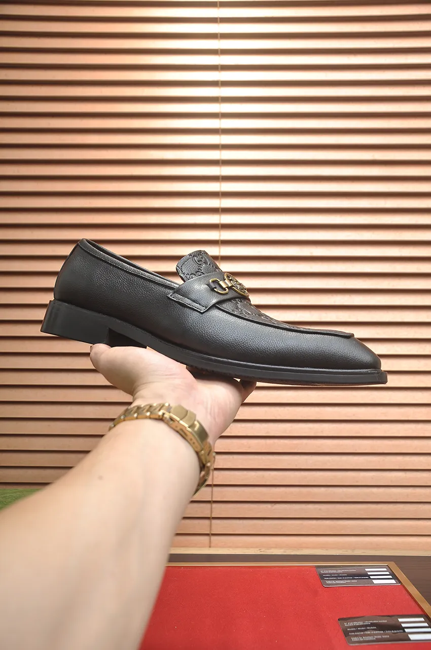 Men's shoes💰460💶Italy's top luxury men's shoes giant [GUCCI Gucci] has a new model 🍃Original European style🔰 Pleasant to the eye😍In order to make the shoes more durable and non-deformable🌀The production continues to follow traditional methods but there is still no lack of innovation💪The original cowhide is chosen for the leather♻️ Smooth, natural and exceptionally bright⭐Made of imported cowhide, the first choice of the rich 38-45 (45 customized)